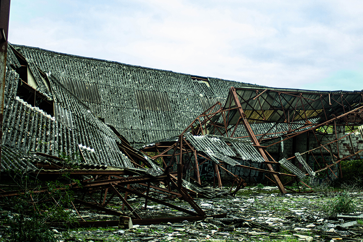Photographie d'urbex toit en ruine.
